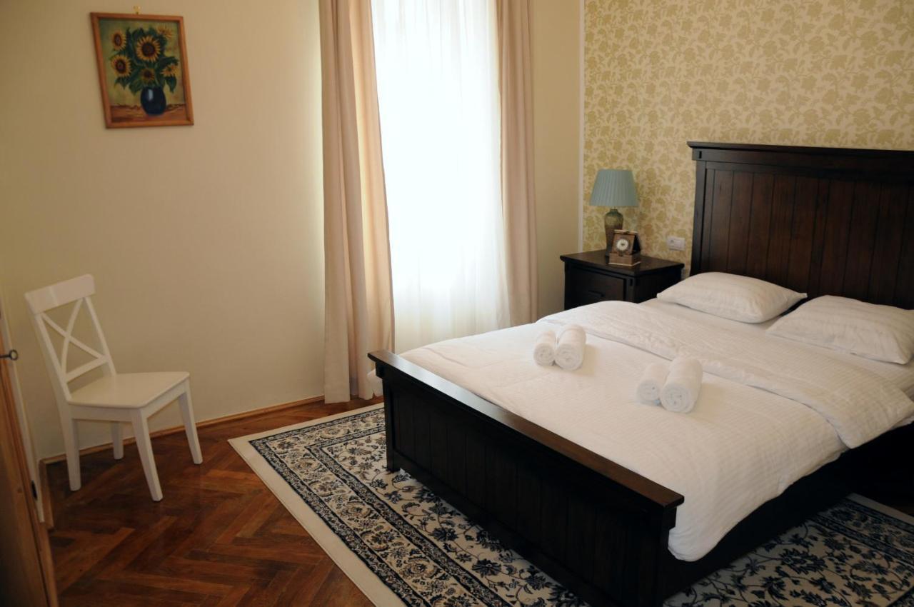 Black Gate - 2 Bedroom Apartment In The Heart Of Old Town With Free Private Secured Parking Braşov Exterior foto